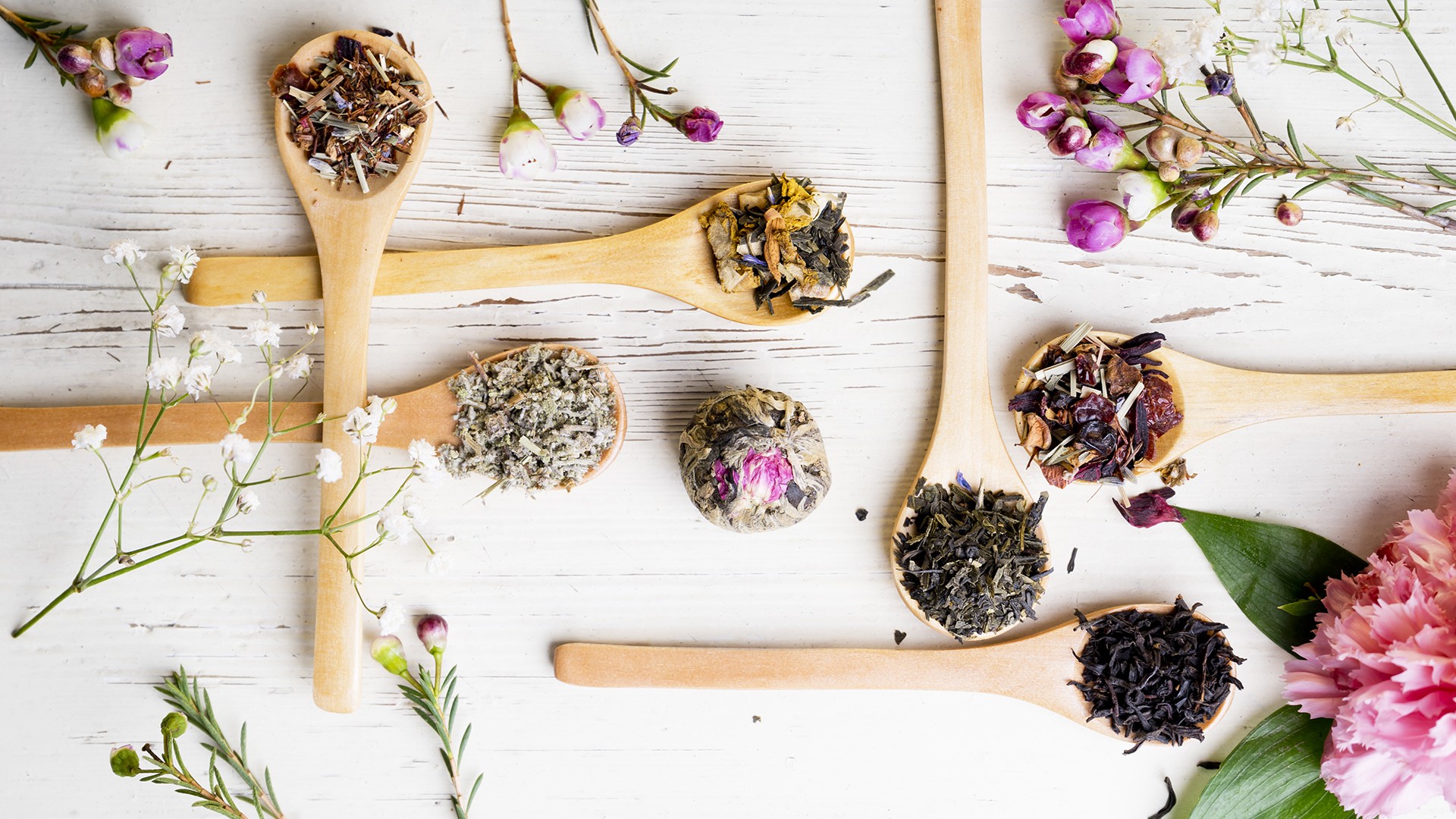 spoons with tea flowers
